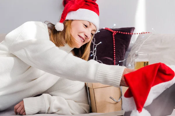 Una Mujer Joven Suéter Blanco Santa Claus Sombrero Sienta Casa —  Fotos de Stock