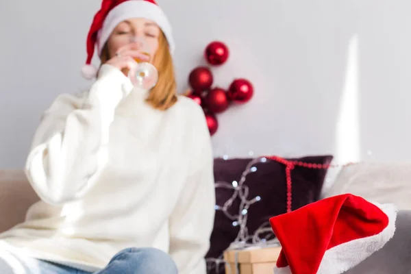 Una Mujer Joven Suéter Blanco Santa Claus Sombrero Sienta Casa —  Fotos de Stock