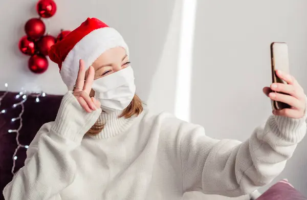 Mujer Joven Suéter Blanco Sombrero Santa Claus Una Máscara Médica —  Fotos de Stock
