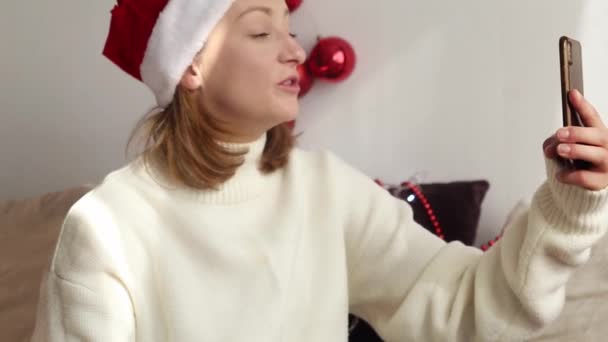 Una Mujer Joven Suéter Blanco Santa Claus Sombrero Sienta Casa — Vídeos de Stock