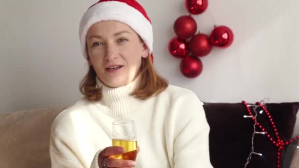 Jeune Femme Pull Blanc Chapeau Rouge Père Noël Est Assis — Video