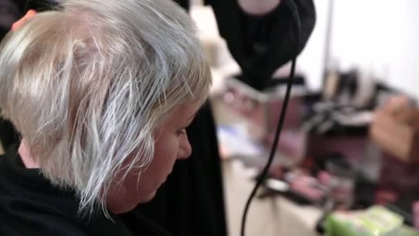 白发苍苍的老妇人在美容院里做造型 — 图库视频影像