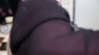 Kuaför kısa gri saçlar için saç stili yapıyor. Video