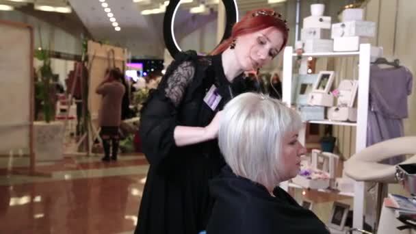 Uma Mulher Idosa Com Cabelo Curto Cinza Está Fazendo Styling — Vídeo de Stock