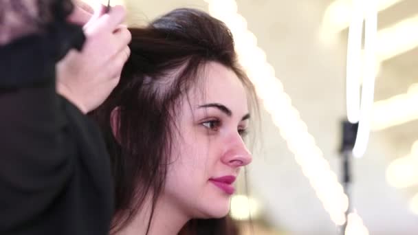 Kobieta Fryzjer Czerwonymi Włosami Sprawia Fryzura Młodej Dziewczyny Brunetka Filmik — Wideo stockowe