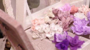 Rafta küçük mor çiçekli bir sepet duruyor. Video