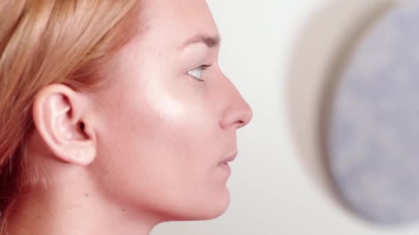 Artis Tata Rias Menerapkan Eye Shadow Untuk Model Gadis Video — Stok Video