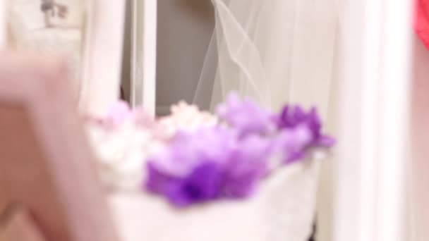 Kosz Małych Fioletowych Kwiatów Jest Półce Nieostre Skupienie Filmik — Wideo stockowe