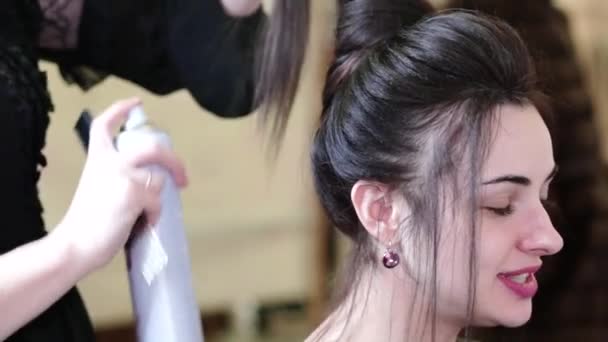 Peluquero Hace Peinado Para Una Chica Morena Con Pelo Largo — Vídeos de Stock