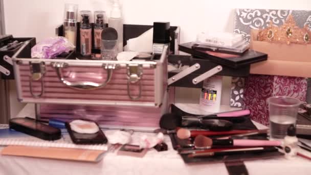 Minsk, Belarus- April 10, 2020.Set of makeup artist on the table. Various cosmetics for the work of a specialist — Stock Video