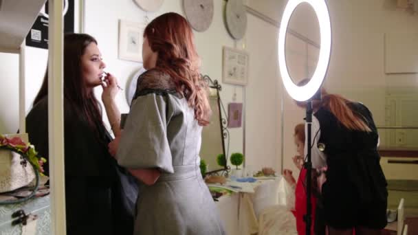白俄罗斯明斯克- 2020年4月10日选美大师竞赛。化妆艺术家和理发师给模特做头发和化妆. — 图库视频影像