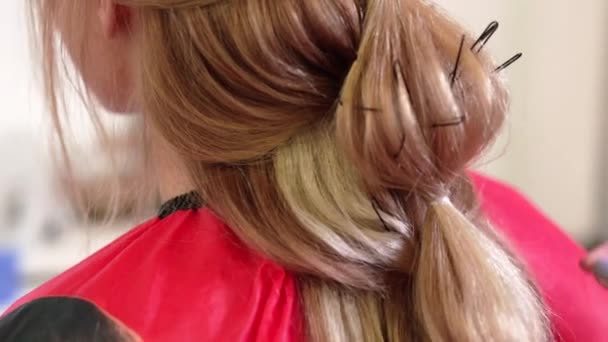 Haarstylist doet bruiloft kapsel voor lang haar — Stockvideo