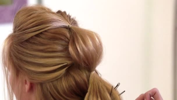 Saç Stilisti Uzun Saç Için Düğün Saç Stili Yapıyor Video — Stok video