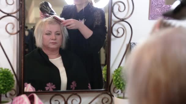 Uma Mulher Idosa Com Cabelo Curto Cinza Está Fazendo Styling — Vídeo de Stock