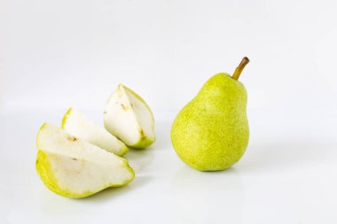 Yeşil armut meyve izole - beyaz bir arka plan üzerinde görüntü