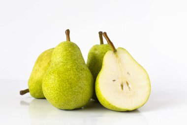 Yeşil armut meyve izole - beyaz bir arka plan üzerinde görüntü