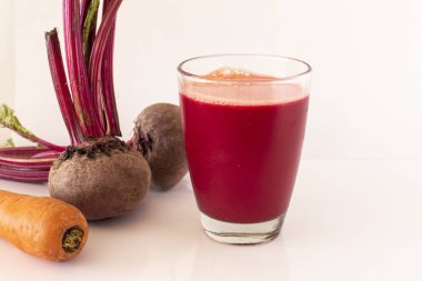 Pancar suyu ile havuç ile beyaz bir arka plan - görüntü