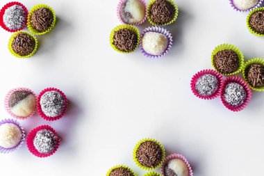 Brigadeiro bir tipik ev yapımı çikolata--dan mangal var. Kakao, yoğunlaştırılmış süt ve çikolata granül. -Görüntü