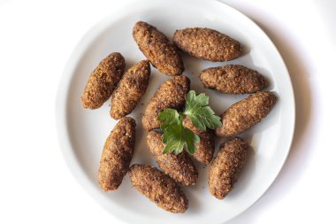 Arap mutfağı: et iştah açıcı quibe yakın bir plaka üzerinde çekim. -Görüntü