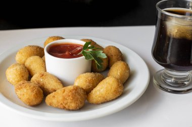 Brezilyalı aperatif. Coxinha kökenli Paulista, ayrıca Portekiz, buğday un ve tavuk stokunun kitle ile yapılan ortak bir Brezilyalı salgadinho var. -Imagem