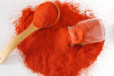 Kırmızı biber yığını beyaz arkaplanda izole edildi 