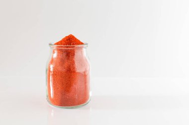 Kırmızı biber yığını beyaz arkaplanda izole edildi 