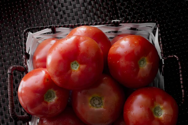 Tomates Frescos Uma Chapa Contexto Escuro Uma Cesta Cheia Tomates — Fotografia de Stock