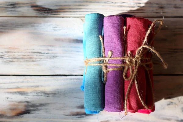 Bir parça iple bağlanmış çok renkli giysiler.