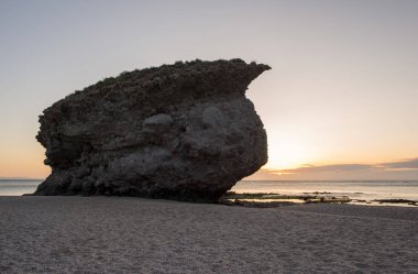 Sunrise Carboneras, Almeria, ölülerin sahilde