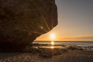 Sunrise Carboneras, Almeria, ölülerin sahilde