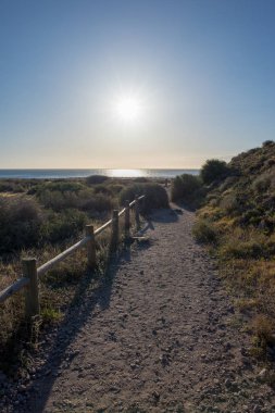 Güneş ve mavi gökyüzü, İspanya ile ölülerin beach