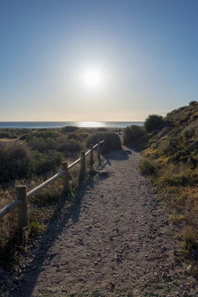 Güneş ve mavi gökyüzü, İspanya ile ölülerin beach