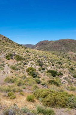 Almeria, İspanya mavi gökyüzünün altında dağlar