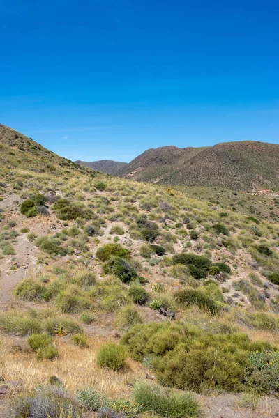 Almeria, İspanya mavi gökyüzünün altında dağlar