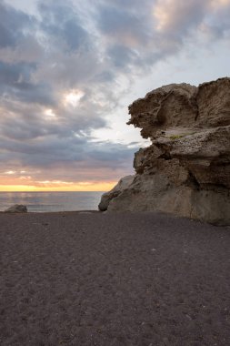 Plaja şafakta heykeller Almeria, İspanya