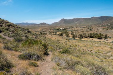 Dağları çölde almeria, İspanya'nın mavi gökyüzü altında