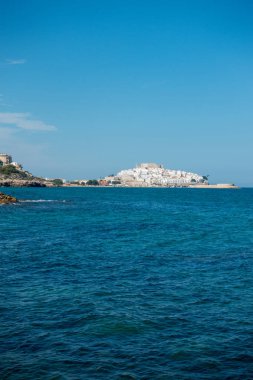 Sahil ve dağın içinde Peniscola, Castellon