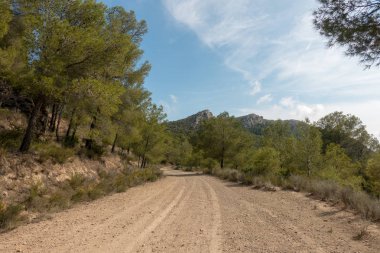 Avuç içi altında mavi gökyüzü, İspanya çöl