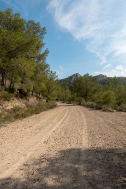Avuç içi altında mavi gökyüzü, İspanya çöl