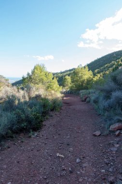Avuç içi altında mavi gökyüzü, İspanya çöl