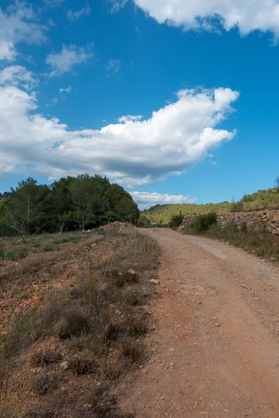 Avuç içi altında mavi gökyüzü, İspanya çöl