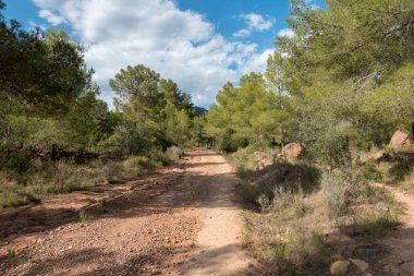 Avuç içi altında mavi gökyüzü, İspanya çöl