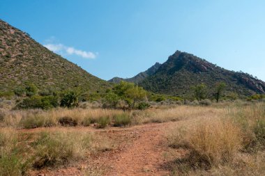 Avuç içi altında mavi gökyüzü, İspanya çöl