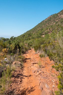 Avuç içi altında mavi gökyüzü, İspanya çöl