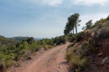 Avuç içi altında mavi gökyüzü, İspanya çöl