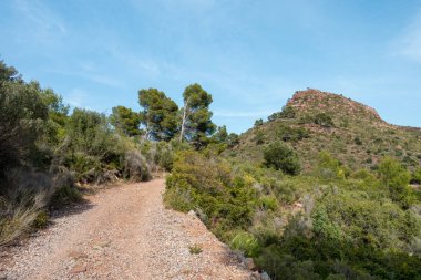Avuç içi altında mavi gökyüzü, İspanya çöl