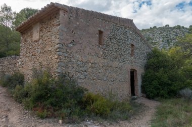 Ormanın İspanya ortasında terk edilmiş bir evde