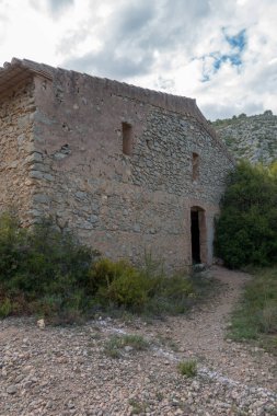 Ormanın İspanya ortasında terk edilmiş bir evde