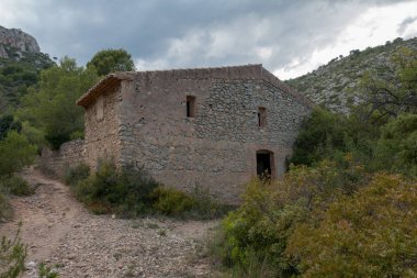Ormanın İspanya ortasında terk edilmiş bir evde