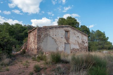 Ormanın İspanya ortasında terk edilmiş bir evde